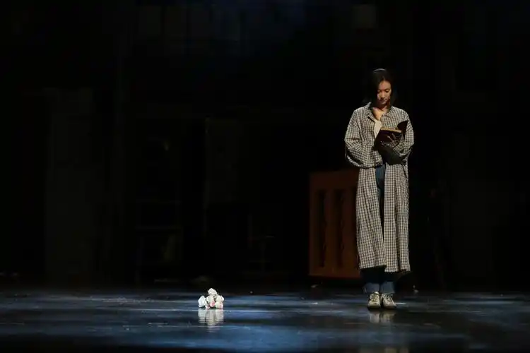 倪妮话剧造型释出,身穿格纹长款衬衫,搭配深蓝牛仔裤