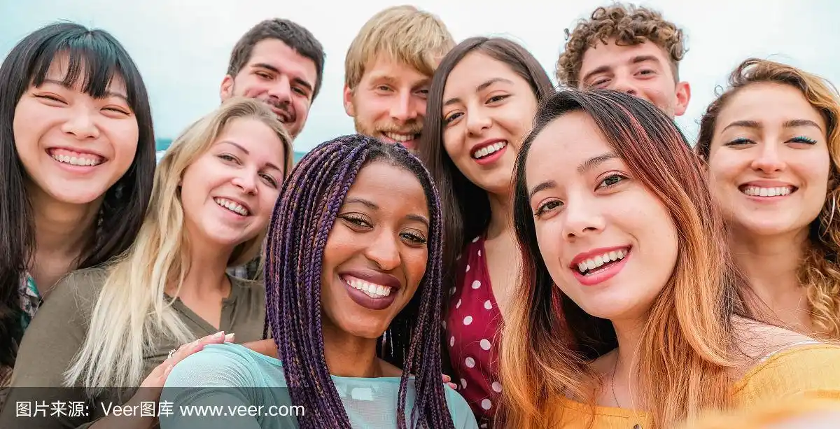 来自不同文化和种族的年轻朋友们拍照做笑脸-青年,千