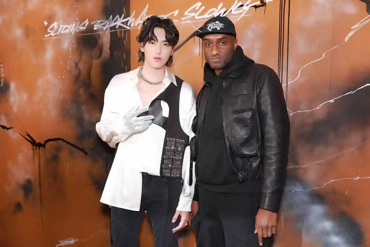 吴亦凡受邀巴黎时装周 向经典致敬 气质不凡彰显时尚态度