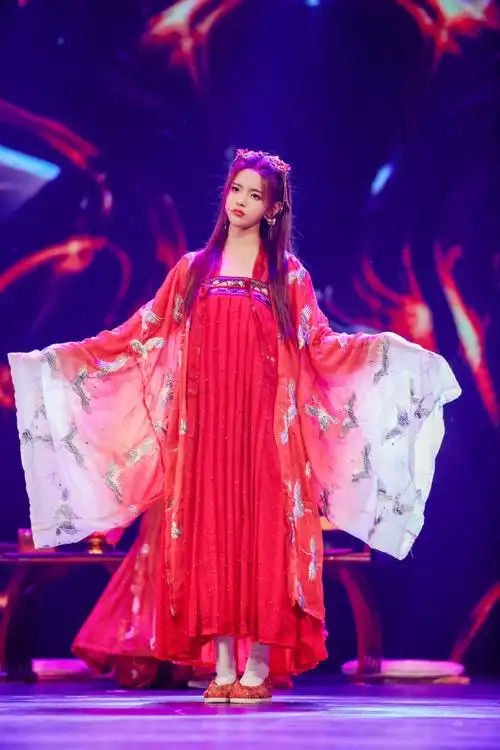 杨超越红衣古装