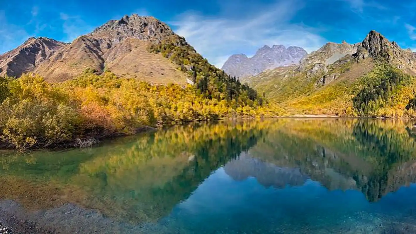 来自四川秋日的情书#稻城县:秋季时,高山草甸和湖泊在阳光下闪烁