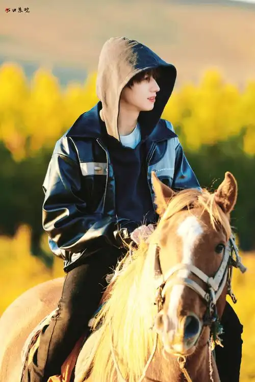 朱志鑫[超话]##朱志鑫皮衣骑马路透