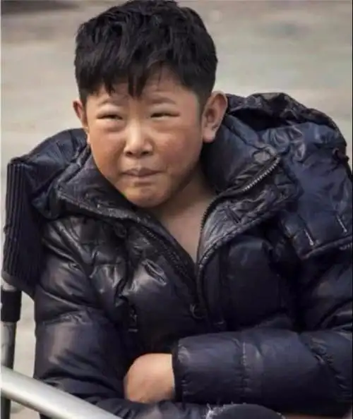 他18岁开始演戏,今34岁还在演小孩,与妻合照看着像母子!