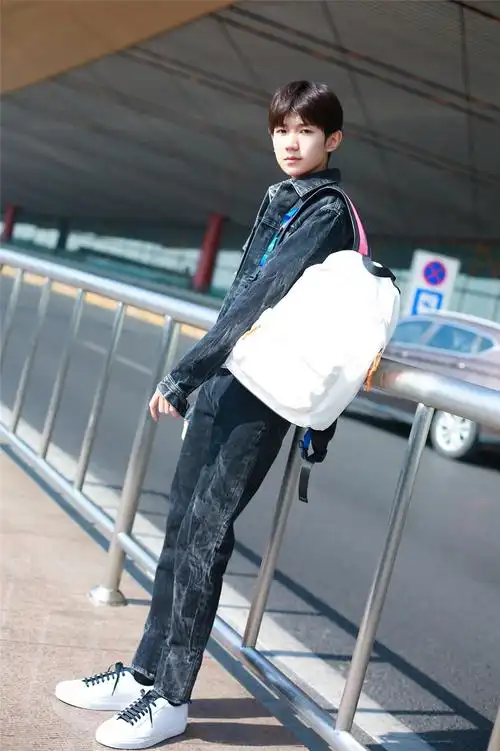 王源启程巴黎时装周 将受邀出席看秀