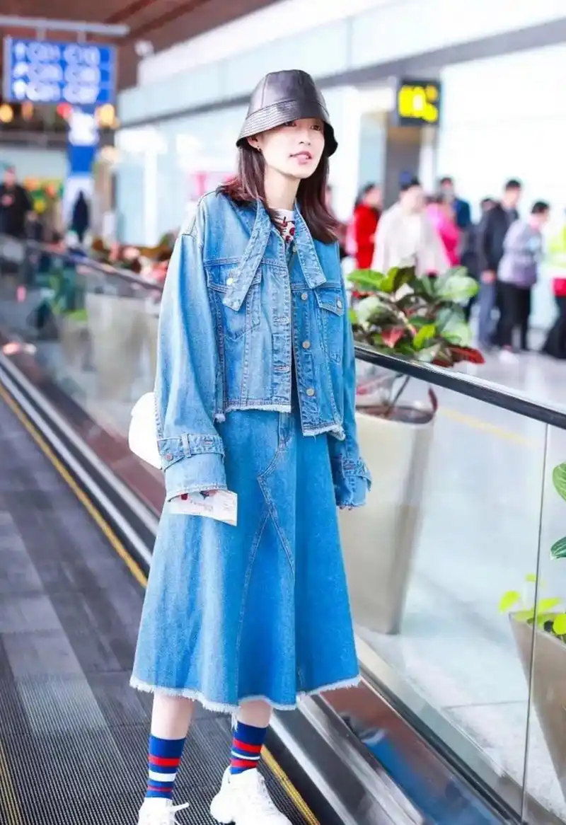 李沁的私服真好看,一身牛仔穿搭,青春时尚,又美又酷!