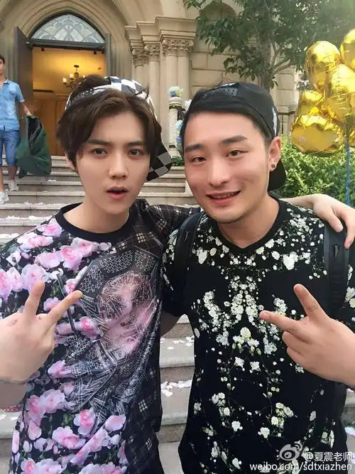 [鹿晗][新闻]150921 夏震老师晒与鹿晗合照 "情侣"风格衣服秀剪刀手