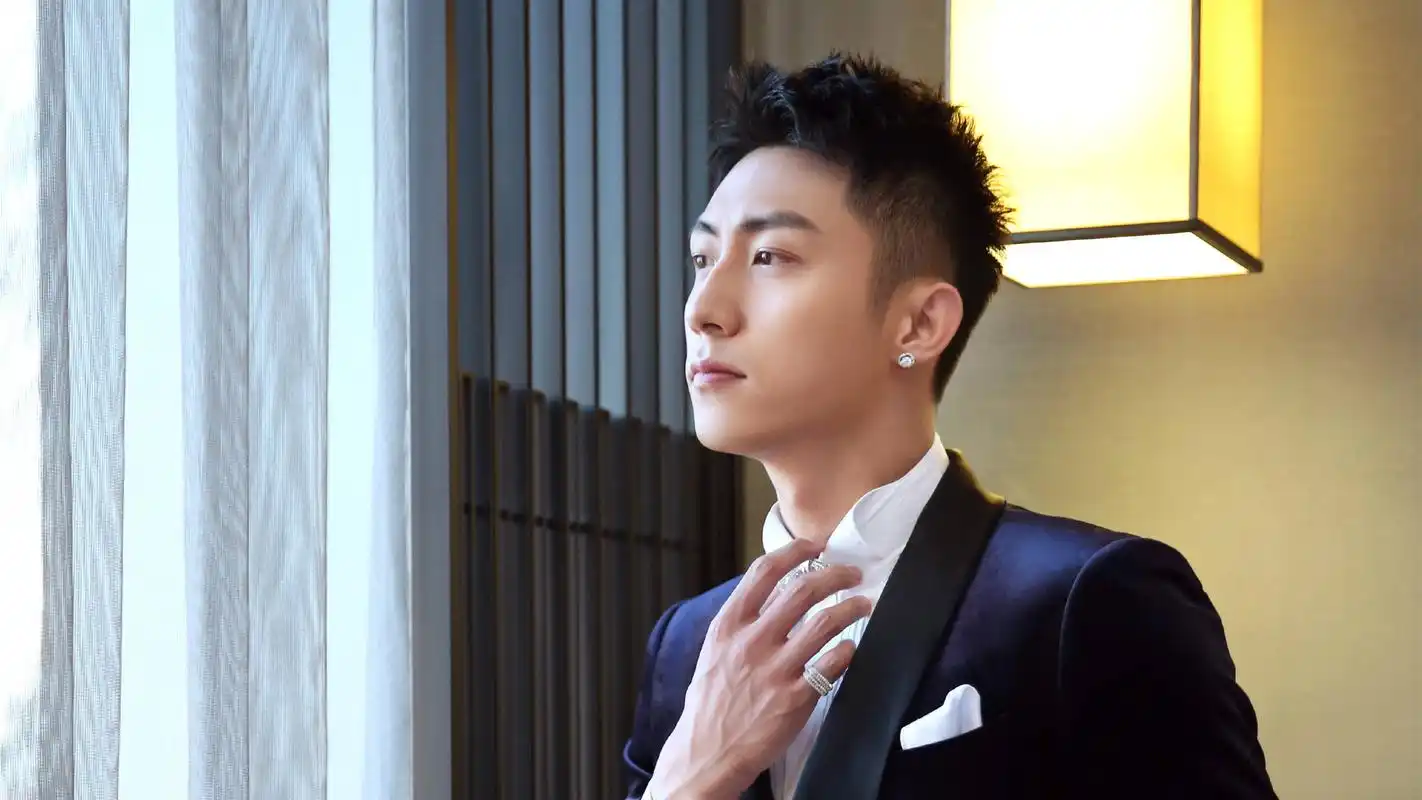 韩寒称赞黄景瑜:有颜又能演的好演员《飞驰人生》化身赛车手