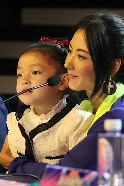 张柏芝帮助单身妈咪 真诚放话"有困难来找我"