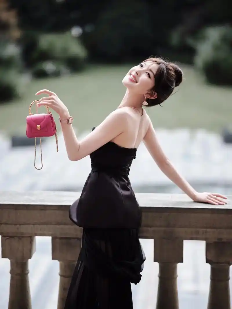 赵露思的一组美照曝光,她扎丸子头搭配黑色抹胸纱裙,露出香肩美 - 抖
