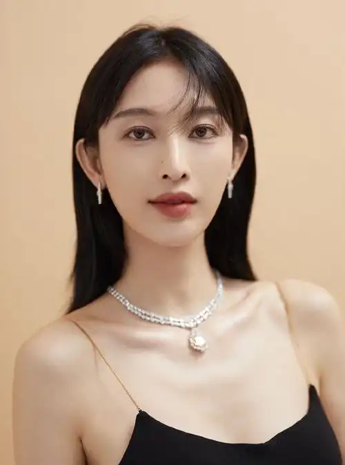 张俪美艳迷人黑裙写真图片