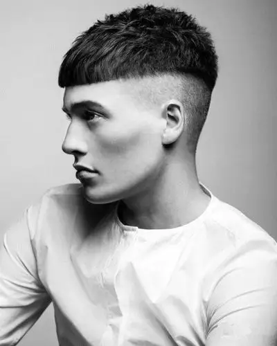 男生头大脸大发质软喜欢精致的短发我适合什么发型