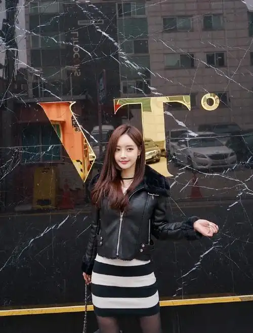 黑丝美腿美女孙允珠性感时尚街拍图片