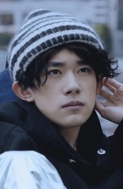 易烊千玺卷发造型