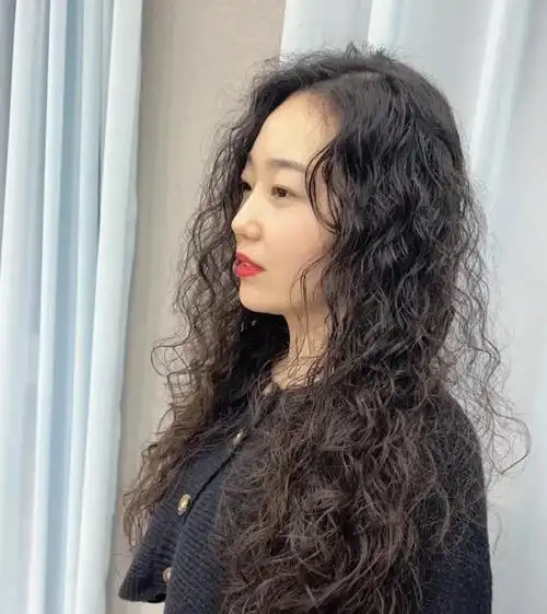 长发满头烫发型示范,这样的烫卷设计,怎么看怎么美,画上精致的妆容,秒