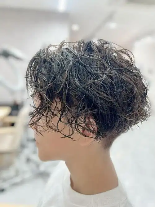 它不仅展现出干练利落的一面,还能通过不同的设计和烫发技巧,赋予短发