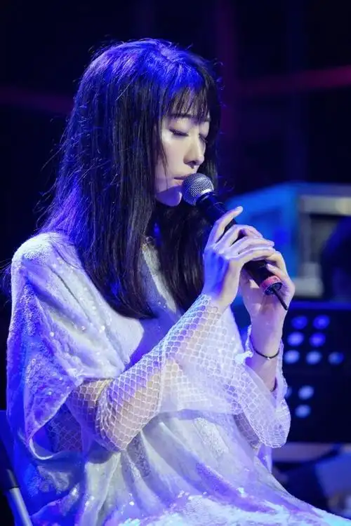 组图:王艺洁音乐会首演落幕 呼吁人们关爱地球