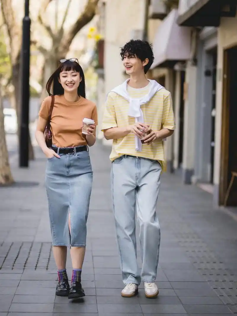 街拍上海 | 街头t恤穿搭.夏天快来啦, 又到了穿t恤的季节 - 抖音