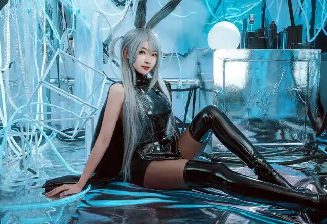 cosplay:穿黑色紧身皮衣配"黑丝"和高跟长筒靴的暴行,堪称是爆炸般的