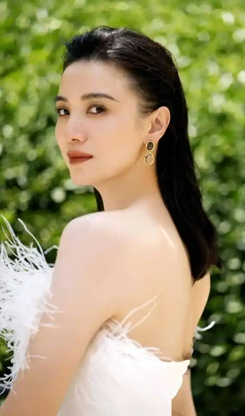 宋佳写真让人心动,这女神的美貌与才华,谁能不为之倾倒?