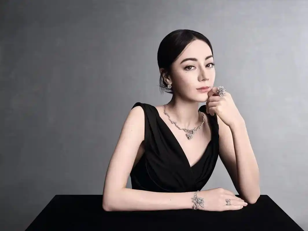 迪丽热巴# 「迪奥全球品牌大使」& 「迪奥全球彩妆及香氛代言人」 无