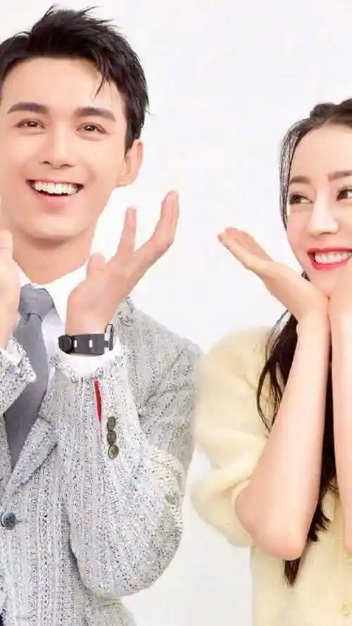 迪丽热巴吴磊海报拍摄花絮,这是从戏里甜到戏外呀,拍摄花絮都这么有cp