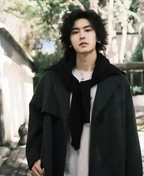 「山河令」张哲瀚展现阳光活力.写真没做宣传仍大卖