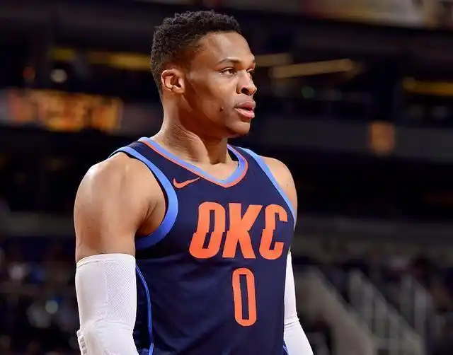 威少气炸了!主动要击掌被无视,亚当斯真是太胆大包天了