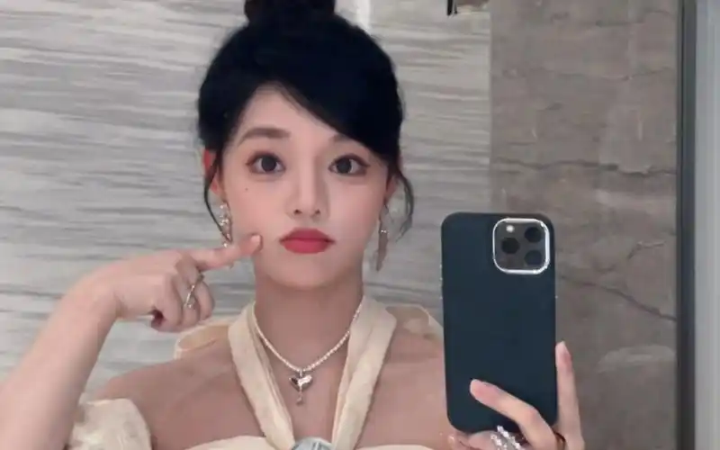 黄霄云 微博更新 丸子头自拍.配乐《血河》