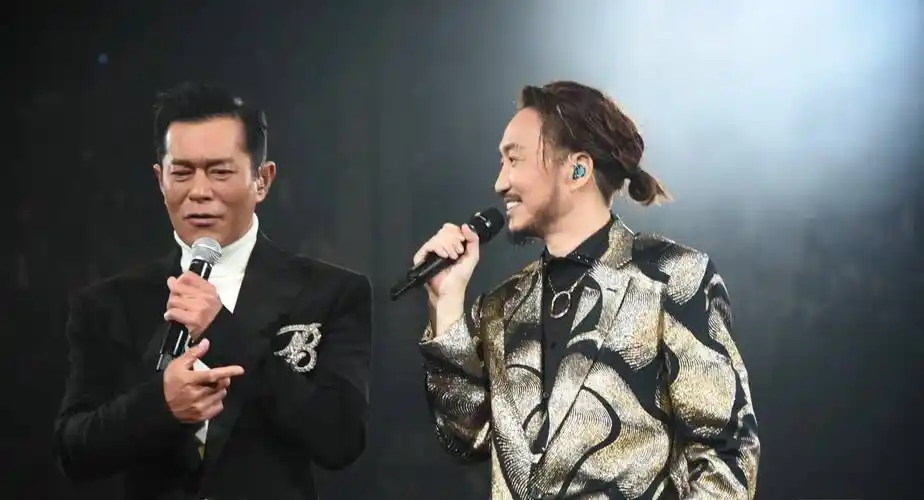 古天乐与郑中基演唱会的幽默对话引发热议,明星间的专业精神和卓越