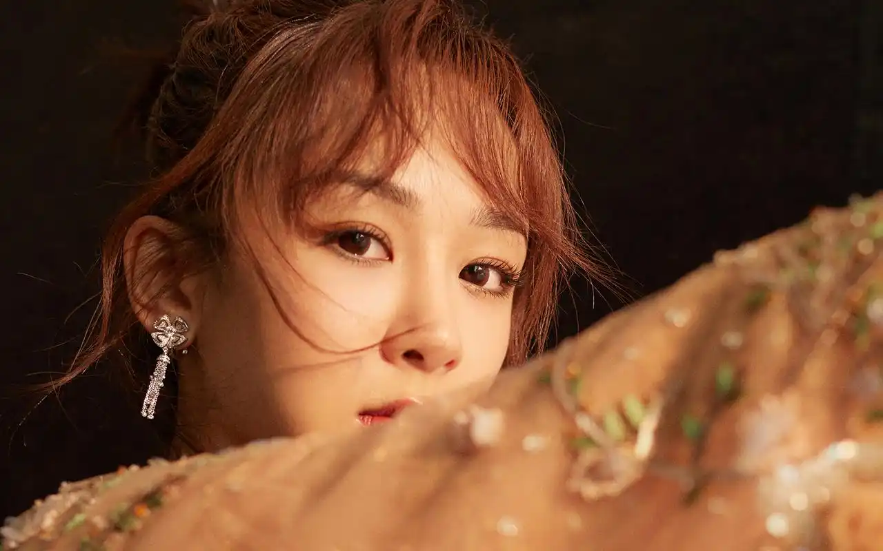 杨紫性感优雅写真桌面壁纸高清大图预览1920x1080_大陆明星下载_美桌