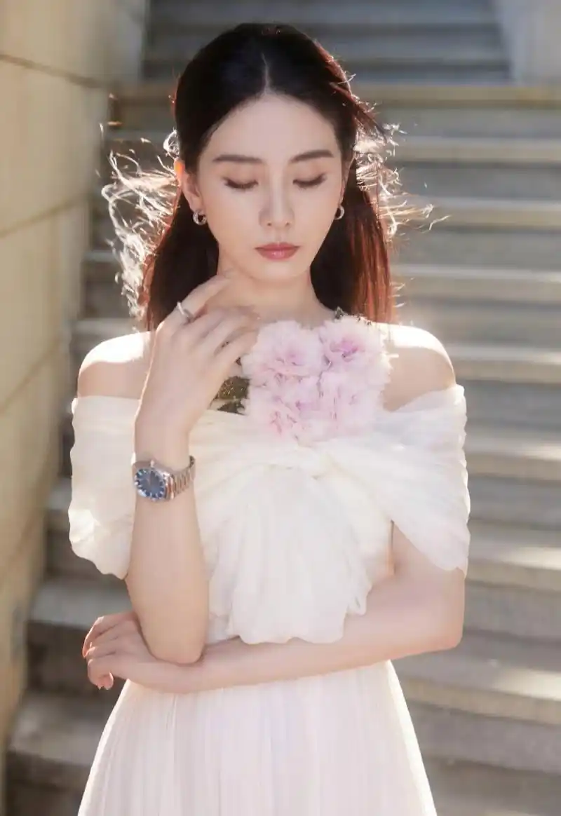 性感尤物,千娇百媚的#刘诗诗# 一袭白色素雅抹胸溜肩裙,肤白貌美的