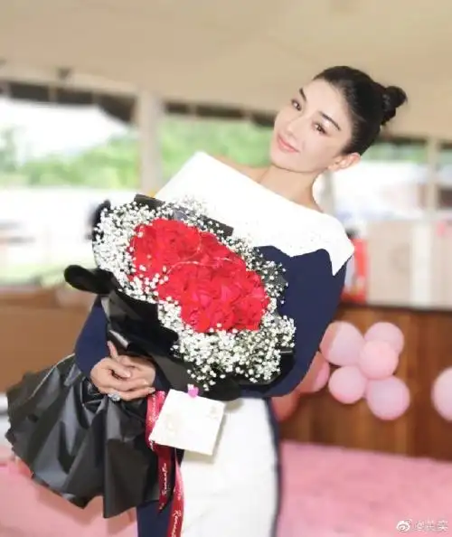 黄奕与女儿模仿表情包拍照8岁黄芊玲五官长开越长越像妈妈