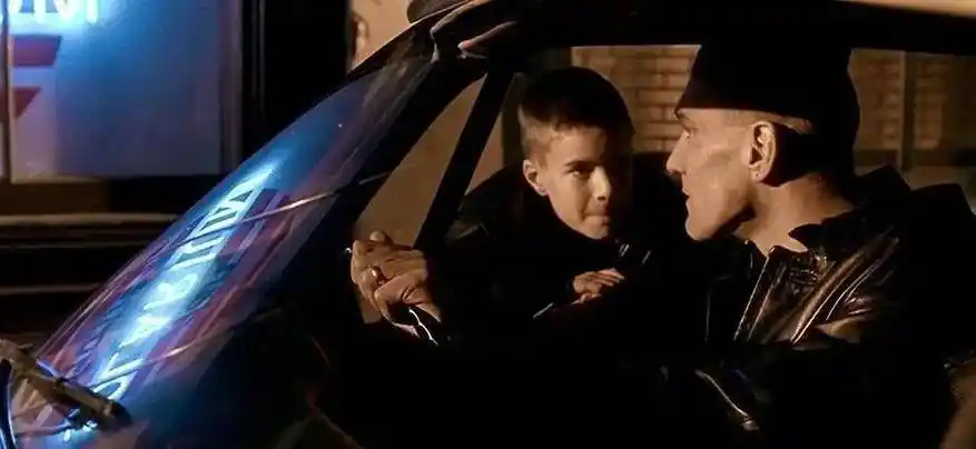 电影《两杆大烟枪》的视听语言分析_影片_情节_配乐