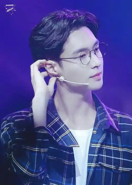 原创张艺兴戴眼镜有多时尚多种风格轻松驾驭你喜欢吗