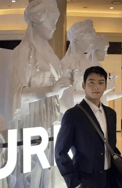 24岁车银优近照:西装笔挺出席活动,面庞圆润胖了好多_管理_时候_韩流