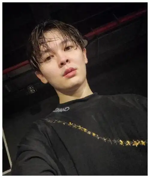 还有网友扒出了尤长靖经纪人王安妮在某音乐平台的歌单,特意设置了一