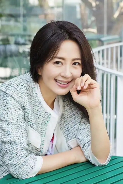 杨童舒身着浅绿色服饰清新温婉纯粹而不失风情气质