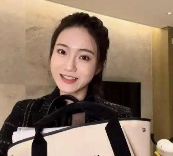 心动4橙子官宣恋情后迎来26岁生日小孔罗悦嘉现身生日会