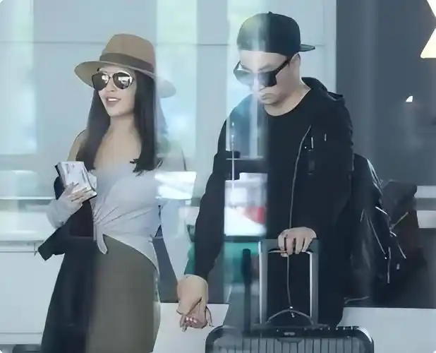 释小龙妻子身材丰满,长腿抢镜,颜值媲美何洁?