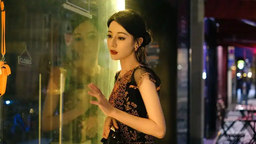 迪丽热巴玻璃窗美女桌面壁纸,高清免费下载,打造绝美电脑背景