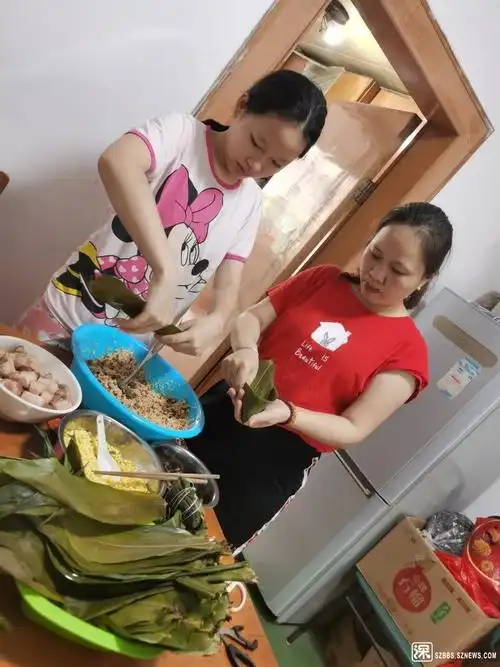 亲子在线包粽子迎接端午节到来