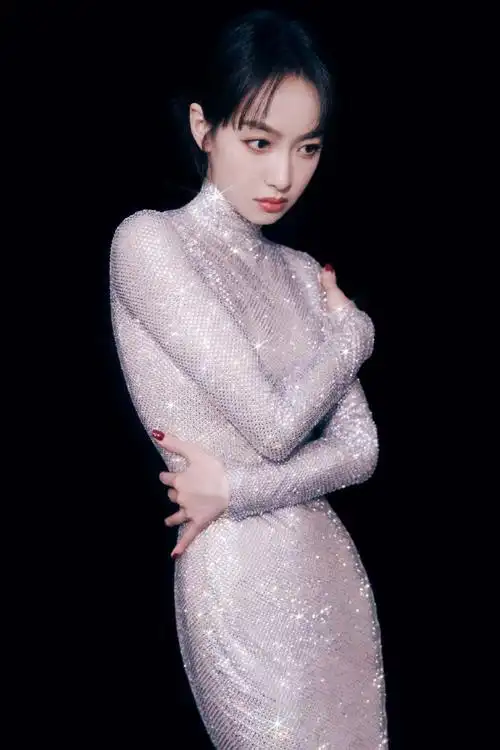 今天#宋茜碎钻头纱#造型释出,太闪耀了.好身材尽显.