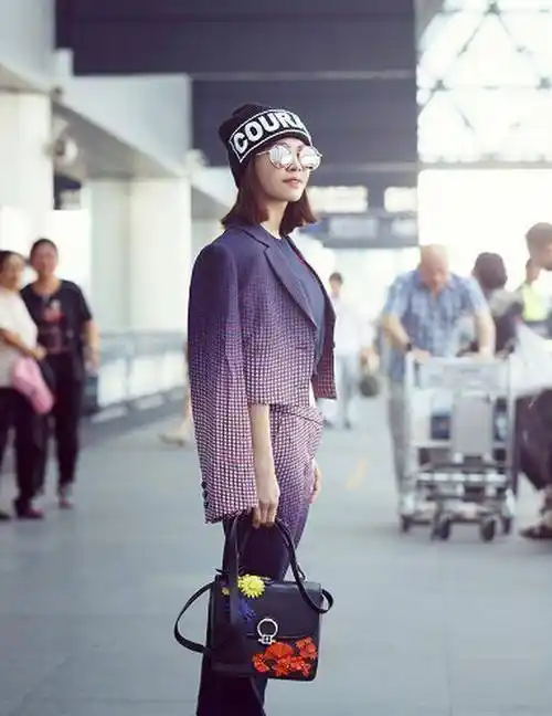 蔡依林不愧是时尚教主,穿渐变色格子西服,时尚好看又显高_显得_效果