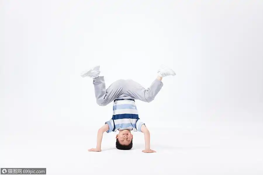 街舞儿童展示breaking技巧地板舞