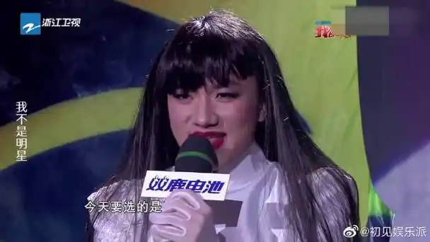 周深男扮女装登台献唱巫启贤被骗她是女歌手男星扮女装合集