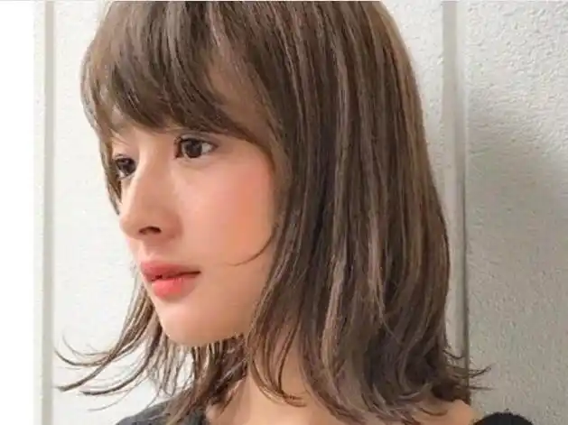 栗色的脸大碎发长发发型,两边的头发和刘海就可以起到完美的修脸效果