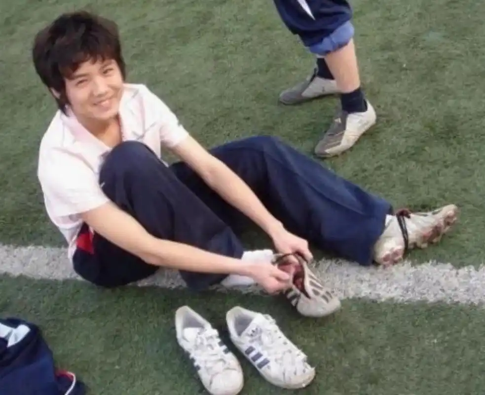 鹿晗高中时期好有年代感的发型[大哈]绝了