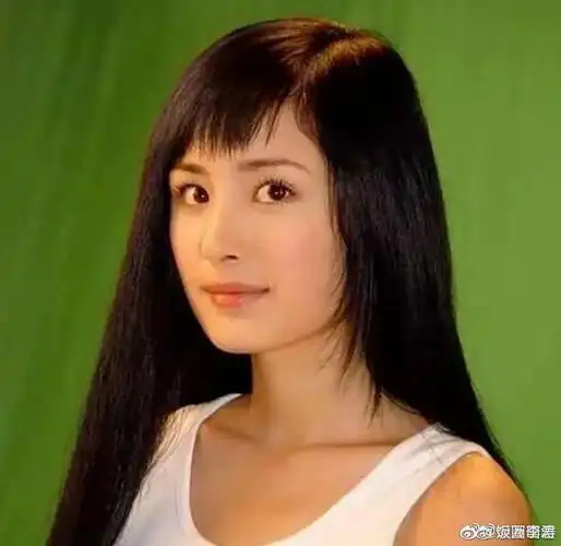 杨幂刚出道时当年留着刘海穿着白色背心一副青春的模样