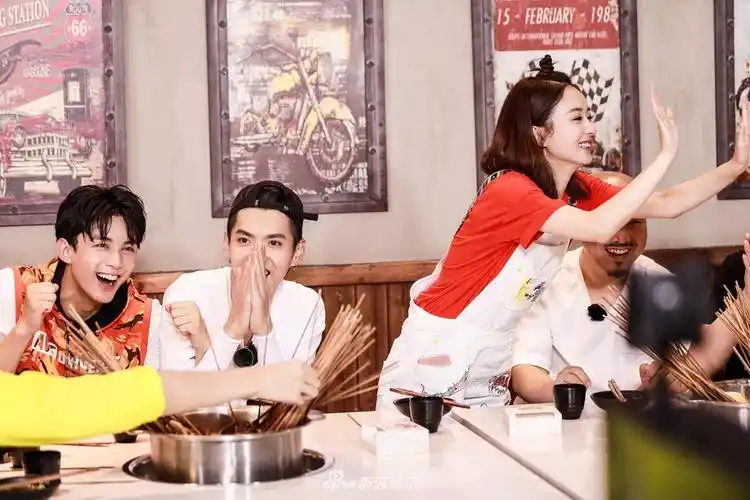 《奇楼》吴亦凡赵丽颖吴磊变身"吃货"吃遍成都美食