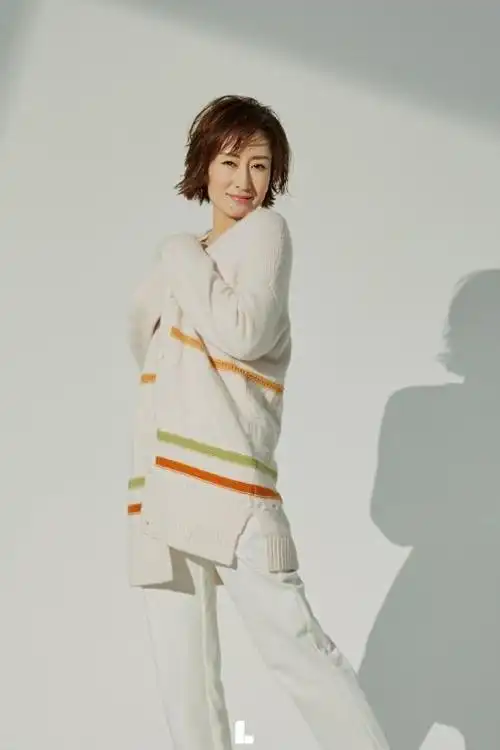 性感美女:风韵犹存的女星刘敏涛利落短发时尚美女大片-小虾米